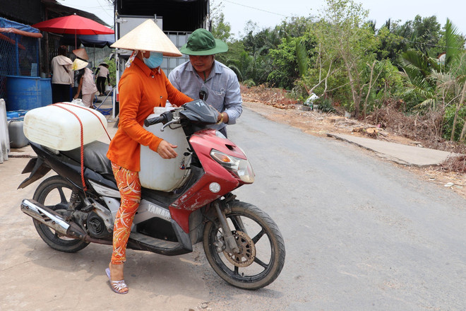 Người dân phải sử dụng nước tiết kiệm nhất có thể. (Ảnh: Minh Trí/TTXVN) cap nuoc3.jpg
