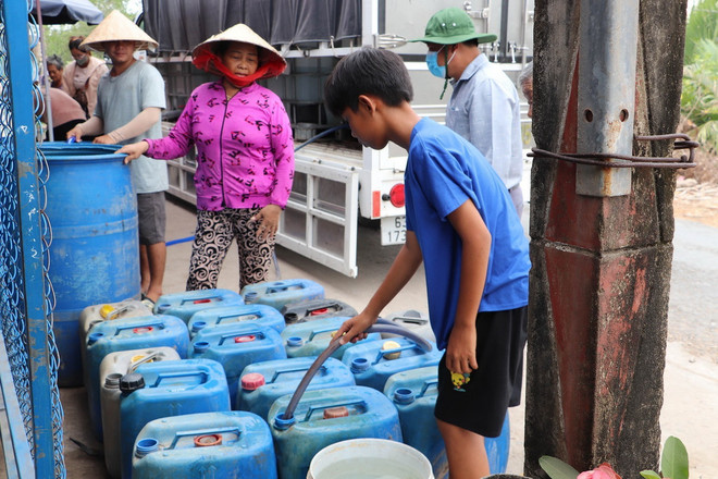 Người dân trông chờ vào nguồn nước do chính quyền và các nhà hảo tâm hỗ trợ. (Ảnh: Minh Trí/TTXVN) cap nuoc2.jpg