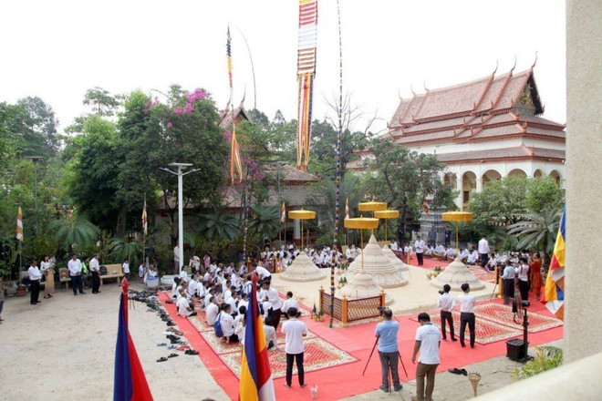 Nghi thức đắp núi cát trong Tết cổ truyền Choul Chnam Thmey 2024 tại tỉnh Siem Reap, vùng Tây Bắc Campuchia. (Ảnh: AKP/TTXVN) Tet Campuchia2.jpg