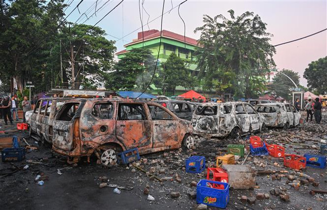 Người biểu tình đập phá, đốt xe ôtô tại Jakarta ngày 22/5. (Ảnh: AFP/TTXVN) Các cuộc bạo động tại Indonesia gây thiệt hại hàng tỷ USD ảnh 1