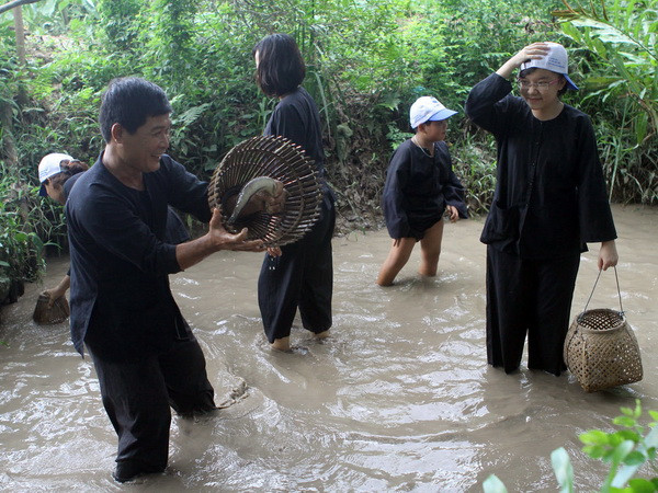 Du khách thích thú trải nghiệm đánh bắt cá. (Ảnh: Thanh Vũ/TTXVN) Cần Thơ phát triển nhiều sản phẩm du lịch mới hấp dẫn du khách ảnh 1