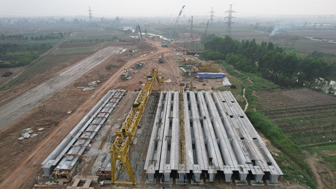 Đúc dầm cầu trên công trường Dự án đường Vành đai 4-Vùng Thủ đô. (Ảnh: Việt Hùng/Vietnam+) vnp_duc dam cam.jpg