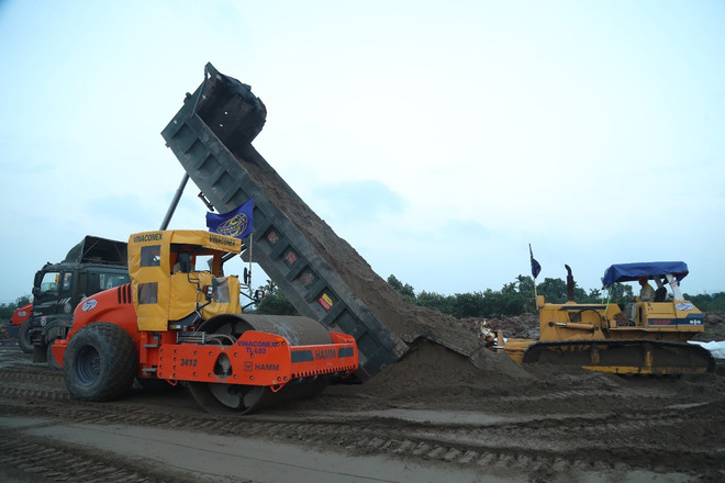 Các dự án cao tốc đồng loạt triển khai do đó nguồn cung về vật liệu cát có nguy cơ thiếu hụt. (Ảnh: PV/Vietnam+) nguon cat.jpg