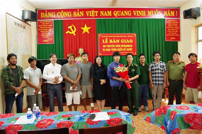 Bà Rịa-Vũng Tàu: Bàn giao 8 ngư dân Myanmar bị nạn trên biển ảnh 1