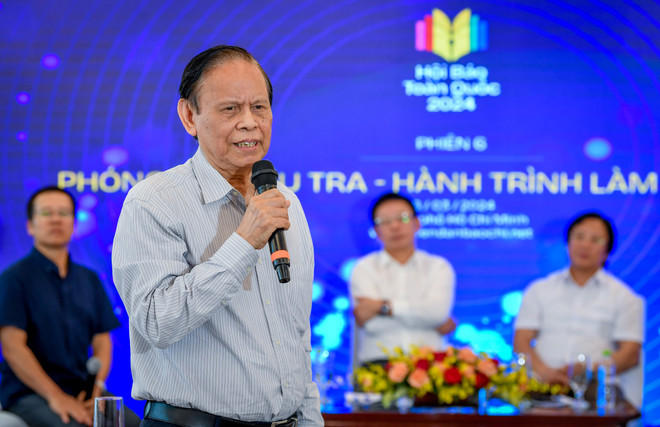 Nhà báo lão thành Hồng Vinh, nguyên Tổng Biên tập Báo Nhân Dân chia sẻ. (Ảnh: CTV/Vietnam+) nha bao.jpg