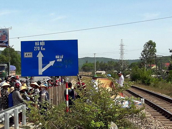 Băng qua đường sắt, bà tử vong, cháu thoát chết trong gang tấc ảnh 1