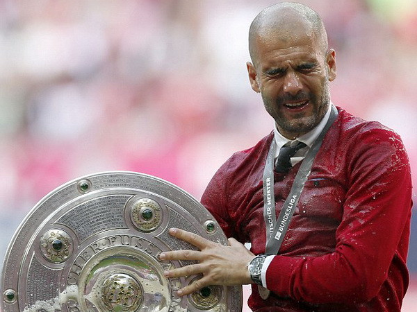Pep Guardiola đánh rơi Đĩa bạc trong ngày vinh quang ảnh 4