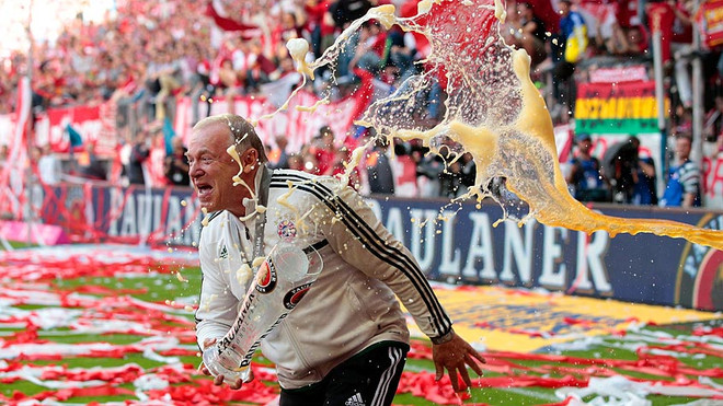 Bayern Munich tắm bia trong ngày Bundesliga hạ màn ảnh 7