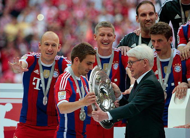 Bayern Munich tắm bia trong ngày Bundesliga hạ màn ảnh 2