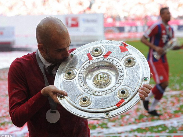 Pep Guardiola đánh rơi Đĩa bạc trong ngày vinh quang ảnh 1