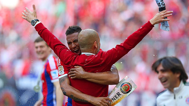 Bayern Munich tắm bia trong ngày Bundesliga hạ màn ảnh 5