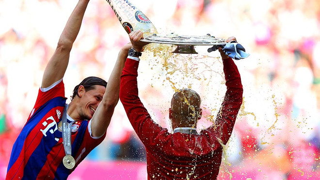 Bayern Munich tắm bia trong ngày Bundesliga hạ màn ảnh 6