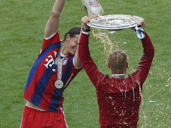 Pep Guardiola đánh rơi Đĩa bạc trong ngày vinh quang ảnh 2