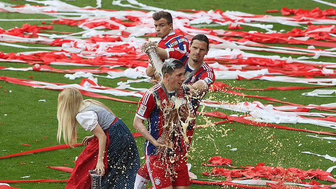 Bayern Munich tắm bia trong ngày Bundesliga hạ màn ảnh 8