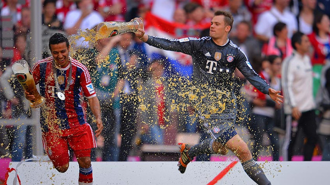 Bayern Munich tắm bia trong ngày Bundesliga hạ màn ảnh 9