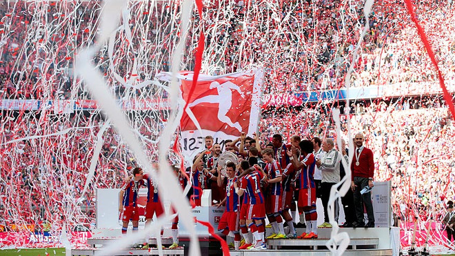Bayern Munich tắm bia trong ngày Bundesliga hạ màn ảnh 1