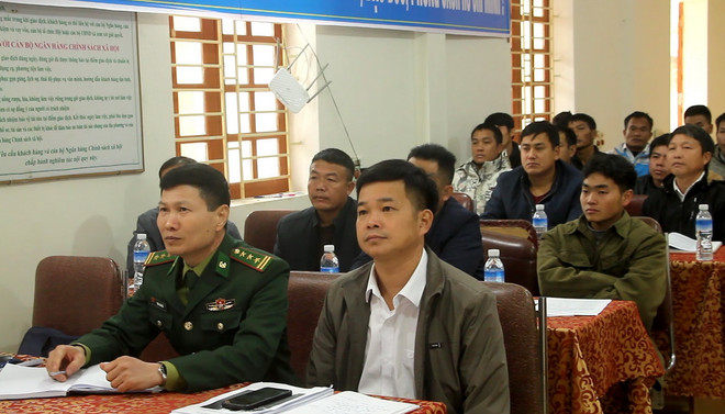 Thượng tá Trần Xuân Hiểu, Phó Bí thư tăng cường xã Nậm Cắn, huyện Kỳ Sơn, tỉnh Nghệ An họp triển khai công tác tại đơn vị. (Ảnh: Văn Tý/TTXVN) TTXVN_1606NgheAnbienphong2.jpg