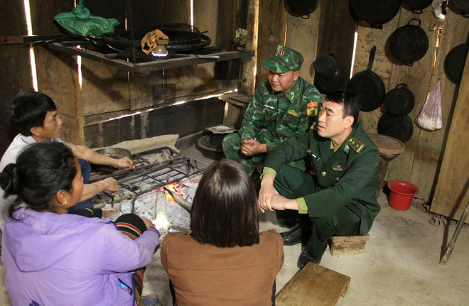 Trung tá Vi Quý Mận, Phó Bí thư tăng cường xã Mường Ải, huyện Kỳ Sơn, tỉnh Nghệ An tuyên truyền vận động người dân chấp hành quy định về xuất nhập cảnh qua biên giới. (Ảnh: Văn Tý/TTXVN) TTXVN_1606NgheAnbienphong3.jpg