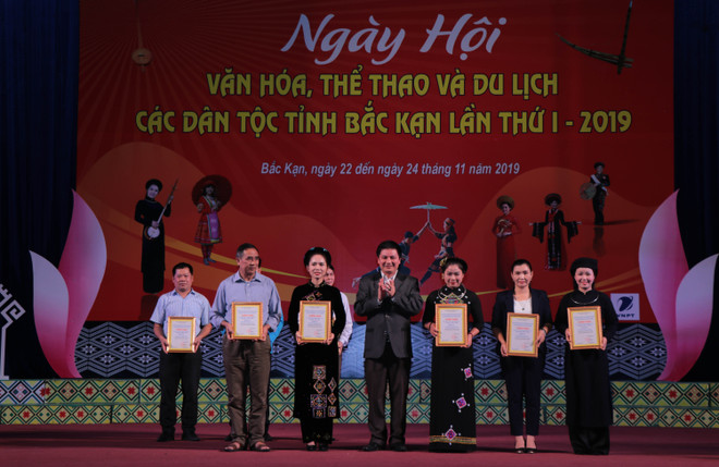 Ban Tổ chức trao giải cho các đội có thành tích xuất sắc. (Ảnh:Vũ Hoàng Giang/TTXVN) Bế mạc Ngày hội Văn hóa, Thể thao và Du lịch các dân tộc tỉnh Bắc Kạn ảnh 1