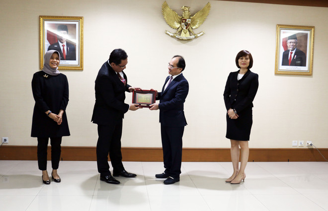 Phó tổng Kiểm toán Nhà nước Nguyễn Quang Thành tặng quà lưu niệm cho Chủ tịch BPK Agung Firman Sampurna. (Ảnh: Hữu Chiến/Vietnam+) Đoàn Kiểm toán nhà nước Việt Nam thăm và làm việc tại Indonesia ảnh 1