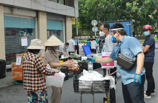 Thành phố Hồ Chí Minh tổ chức 'Phiên chợ lưu động' phục vụ người dân. (Ảnh: Quang Châu/TTXVN) TP.HCM: Chung sức, đồng lòng, quyết tâm, nhất định sẽ thắng dịch bệnh ảnh 2