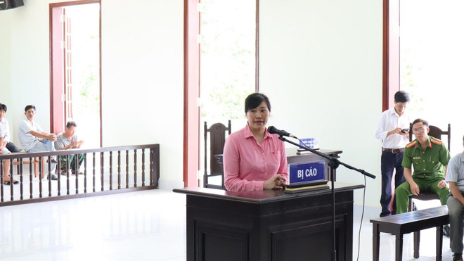 Bị cáo Hoa tại phiên tòa. (Ảnh: Đậu Tất Thành/TTXVN) Lĩnh án 14 năm tù vì đầu độc chồng bằng món khổ qua nhồi lá ngón ảnh 1
