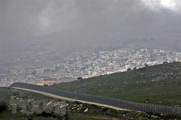 Hàng rào ngăn cách khu vực Cao nguyên Golan do Israel chiếm đóng, gần thị trấn Majdal Shams, với Syria, ngày 25/3/2019. (Ảnh: AFP/ TTXVN) EU kêu gọi nối lại đàm phán hòa bình Israel-Palestine ảnh 1