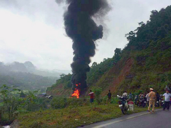 Xe bồn chở xăng dầu cháy rụi chỉ còn trơ khung, lái xe bị thương ảnh 1