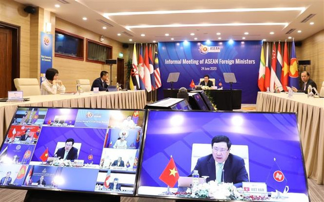 Phó Thủ tướng, Bộ trưởng Bộ Ngoại giao Phạm Bình Minh chủ trì Hội nghị không chính thức Bộ trưởng Ngoại giao ASEAN. (Ảnh: Văn Điệp/TTXVN) Đại diện thành viên ASEAN bàn thảo nhiều nội dung hợp tác quan trọng ảnh 1