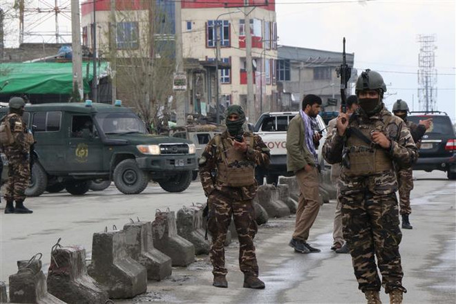Nhân viên an ninh Afghanistan gác tại hiện trường vụ tấn công tại Kabul, ngày 25/3/2020. (Ảnh: AFP/TTXVN) Taliban bác bỏ đề xuất ngừng bắn của chính phủ Afghanistan ảnh 1