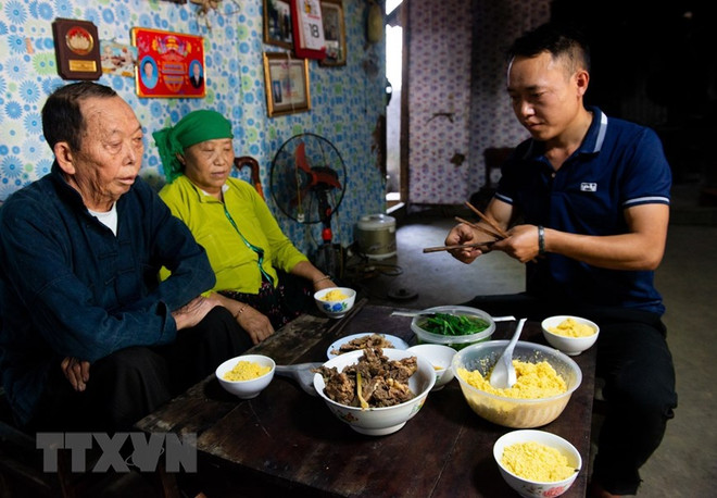 Mèn mén là món ăn quen thuộc trong mỗi bữa ăn của gia đình người Mông, được làm từ bột ngô. (Ảnh: Nam Thái/TTXVN) Mèn mén: Đặc sản độc nhất vô nhị của người Mông ở Hà Giang ảnh 3