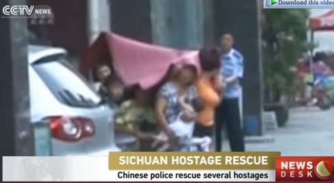 Hai người phụ nữ táo tợn dùng súng bắt cóc con tin ở chung cư ảnh 1