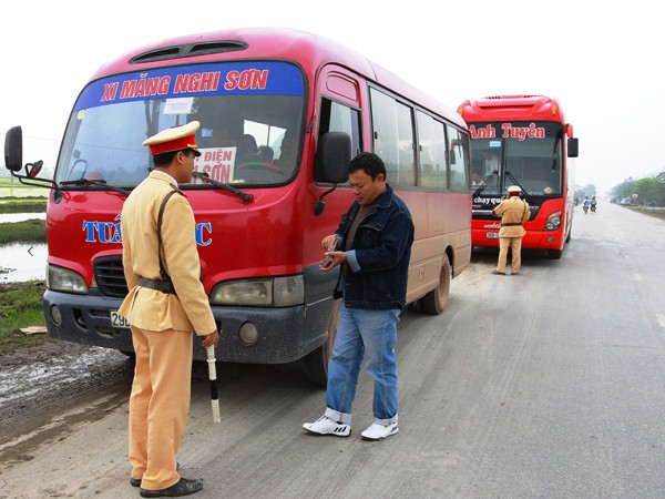 Cảnh sát giao thông Hà Nội "soi" kỹ hàng lậu cuối năm ảnh 1