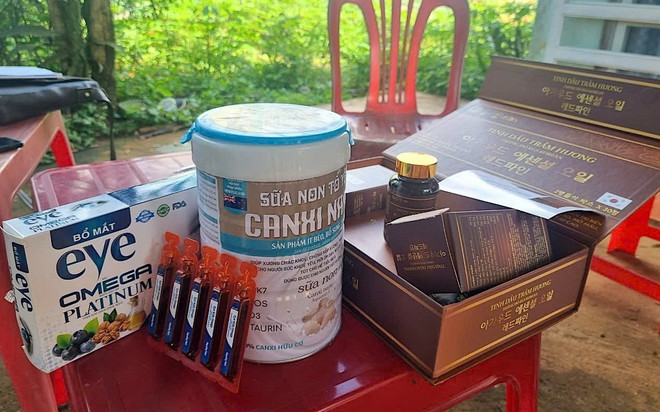 Các sản phẩm được Viện nghiên cứu ứng dụng khúc xạ mắt quốc gia - Văn phòng tại Gia Lai bán cho người cao tuổi ở Gia Lai. (Ảnh: Quang Thái/TTXVN) ttxvn_gia lai kham mat thuc pham chuc nang (3).jpg