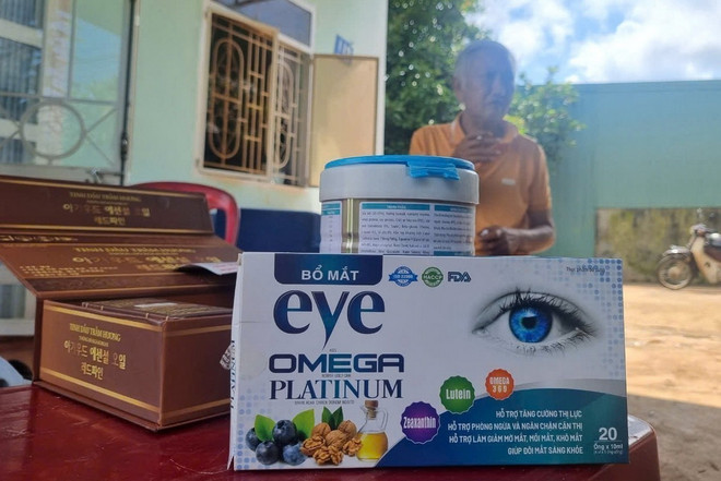 Các sản phẩm được Viện nghiên cứu ứng dụng khúc xạ mắt quốc gia - Văn phòng tại Gia Lai bán cho người cao tuổi ở Gia Lai. (Ảnh: Quang Thái/TTXVN) ttxvn_gia lai kham mat thuc pham chuc nang (2).jpg
