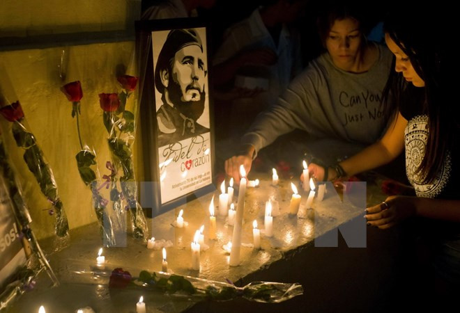 Người dân Cuba thắp nến tưởng niệm Lãnh tụ Fidel Castro tại La Habana ngày 26/11. (Nguồn: AP/TTXVN) Lễ viếng cố lãnh tụ cách mạng Fidel Castro bắt đầu tại Cuba ảnh 1