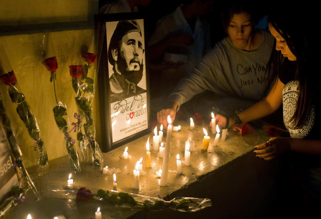 Người dân Cuba thắp nến tưởng niệm Lãnh tụ Fidel Castro tại La Habana ngày 26/11. (Nguồn: AP/TTXVN) Triều Tiên tuyên bố quốc tang 3 ngày tưởng nhớ Lãnh tụ Cuba ảnh 1