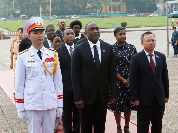 Chủ tịch Thượng viện kiêm Chủ tịch Quốc hội Cộng hòa Haiti Youri Latortue đến đặt vòng hoa và vào Lăng viếng Chủ tịch Hồ Chí Minh. (Ảnh: Doãn Tấn/TTXVN) Chủ tịch Thượng viện CH Haiti kết thúc tốt đẹp chuyến thăm Việt Nam ảnh 1