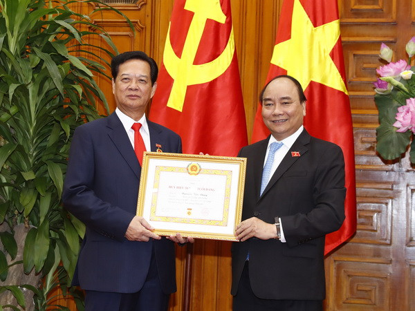 Thủ tướng Nguyễn Xuân Phúc trao tặng Huy hiệu 50 năm tuổi Đảng cho đồng chí Nguyễn Tấn Dũng, nguyên Ủy viên Bộ Chính trị, nguyên Thủ tướng Chính phủ. (Ảnh: Thống Nhất/TTXVN) Trao tặng Huy hiệu Đảng cho các đồng chí lãnh đạo, nguyên lãnh đạo ảnh 1