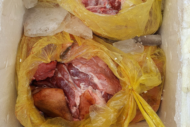 Phát hiện 200kg sản phẩm động vật không rõ nguồn gốc giấu trên xe tải ảnh 1