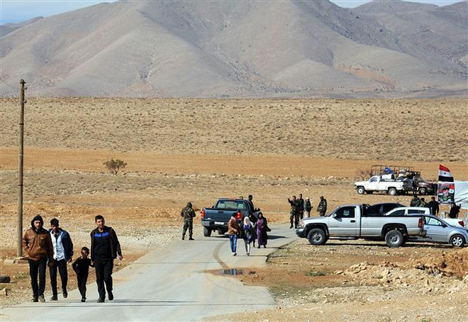 Người tị nạn Syria qua cửa khẩu Zemrani, nằm giữa Syria và Lebanon, về tới khu vực Qalamoun, phía bắc Damascus, ngày 15/11/2018. (Ảnh: THX/ TTXVN) Liên hợp quốc triển khai đợt viện trợ đặc biệt cho Syria ảnh 1
