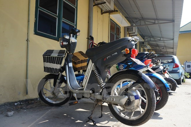 Ít người dân đến trong ngày đầu nộp thuế trước bạ xe máy điện ảnh 1