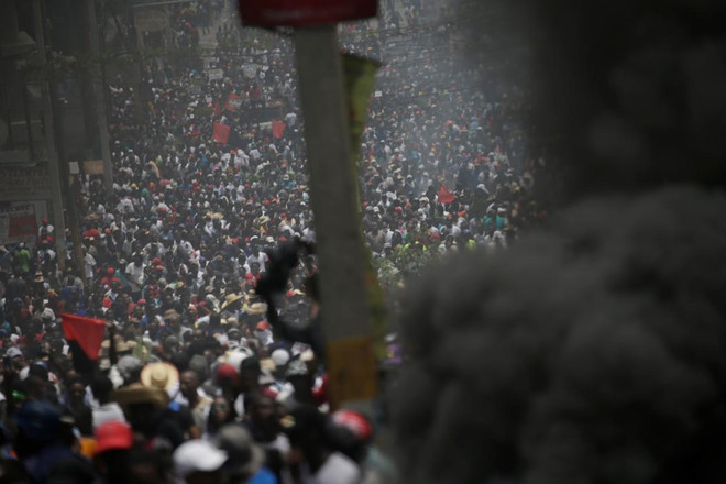 Hàng nghìn người tuần hành yêu cầu Tổng thống Haiti từ chức ảnh 1