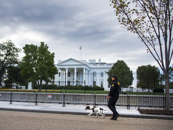 Mỹ dựng hàng rào dây thép gai quanh Nhà Trắng sau hai vụ xâm nhập ảnh 1