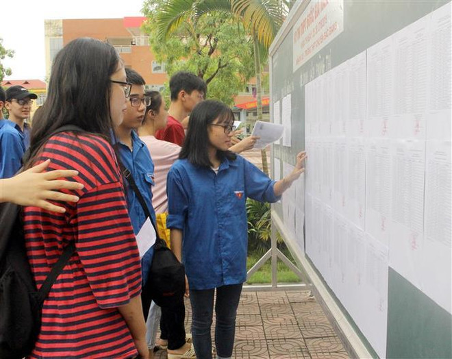 Thí sinh tại điểm thi trường THPT chuyên Bắc Giang xem số báo danh và phòng thi. (Ảnh: Đồng Thúy/TTXVN) Kiểm tra công tác chuẩn bị cho kỳ thi THPT quốc gia tại các địa phương ảnh 1