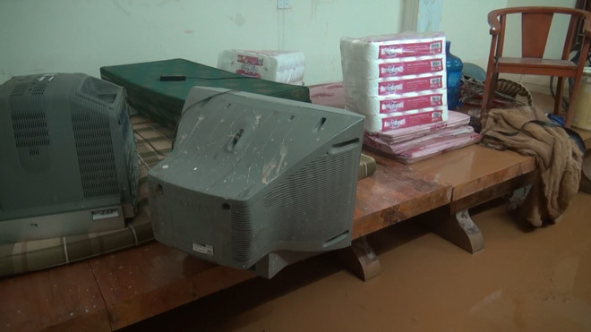 Đồ dùng sinh hoạt của người dân tổ 17 phường Nguyễn Trãi, TP Hà Giang phải sơ tán tránh bùn đất sau cơn mưa đêm mồng 9, sáng 10/6. (Ảnh: Nguyễn Chiến/TTXVN) Hà Giang: Nhà dân ngập bùn đất từ công trình san lấp sau mưa lớn ảnh 2