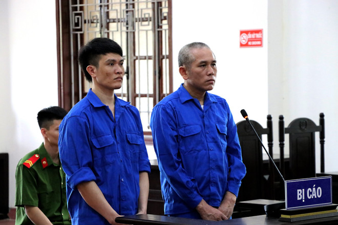 Hai bị cáo Đỗ Hữu Quyết và Nguyễn Văn Doan. (Ảnh: Thanh Hải/TTXVN) Hòa Bình: Án chung thân cho đối tượng vận chuyển trái phép chất ma túy ảnh 1