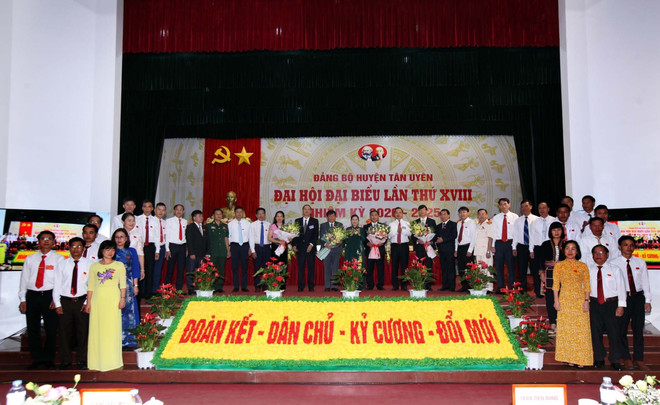 Ban Thường vụ Tỉnh ủy Lai Châu tặng hoa chúc mừng Ban Chấp hành Đảng bộ huyện Tân Uyên khóa XVIII, nhiệm kỳ 2020-2025. (Ảnh: Quý Trung/TTXVN) Lai Châu tổ chức rút kinh nghiệm sau đại hội điểm cấp huyện ảnh 1