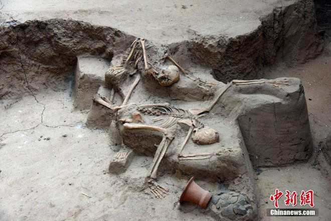 Hài cốt mẹ bảo vệ con ở trận động đất kinh hoàng gây xúc động ảnh 3