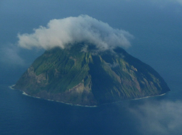 Núi lửa trên đảo Iwoto hoạt động trở lại, cột khói bốc cao 100m ảnh 1
